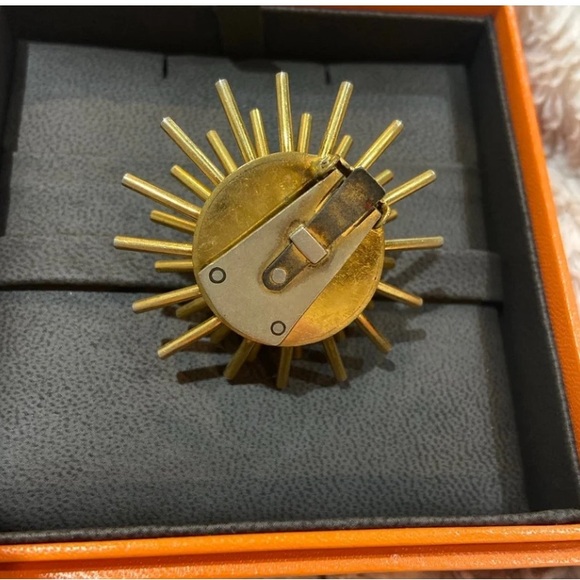 Vintage Hermes Depose Starburst Fur Clip. Marked. Has replacement Hermes box. - Picture 3 of 7